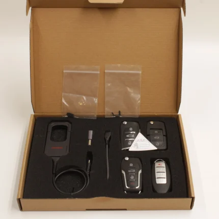 نظرة داخلية لصندوق Launch X431 Auto Key Programmer توضح جهاز البرمجة، الريموتات العالمية، والملحقات التقنية من كومبيوكار.